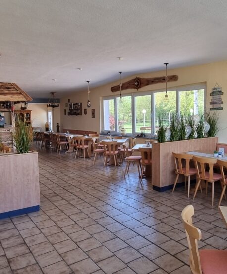 Einladender Gastraum mit rustikalem Charme