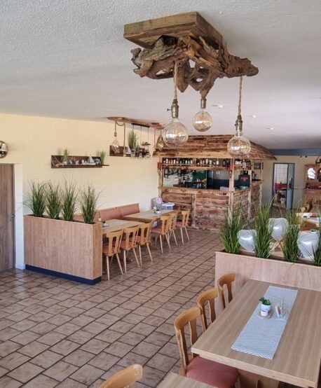 Heller Gastraum mit rustikalem Flair